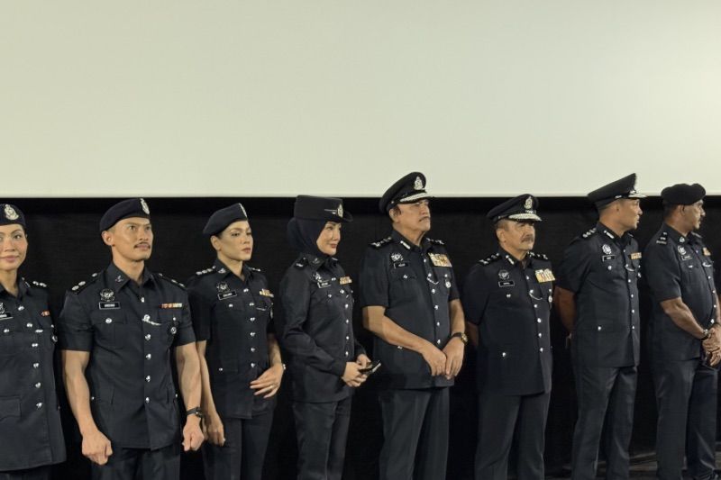 Yusof bersama barisan pelakon Gerak Khas 2.0 yang akan disiarkan di TV Sarawak bermula 3 Julai.