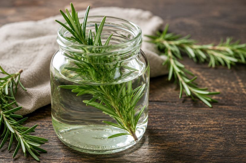 Air rosemary dapat membantu mengurangkan rambut gugur.