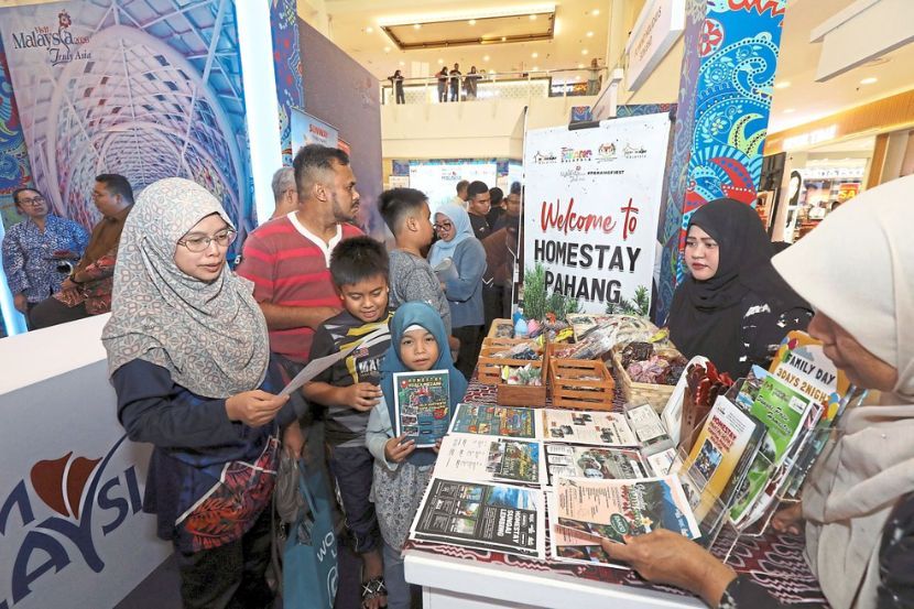 Pengunjung melihat pakej percutian yang ditawarkan di Karnival Cuti-Cuti Malaysia The Star 2026 di Kuantan. -Gambar AZLINA ABDULLAH/SMG