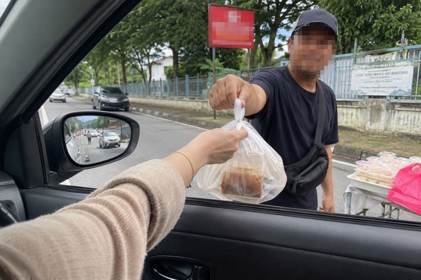 Berniaga di tepi jalan dengan menyasarkan pengguna jalan raya adalah tidak wajar. -Gambar hiasan AI