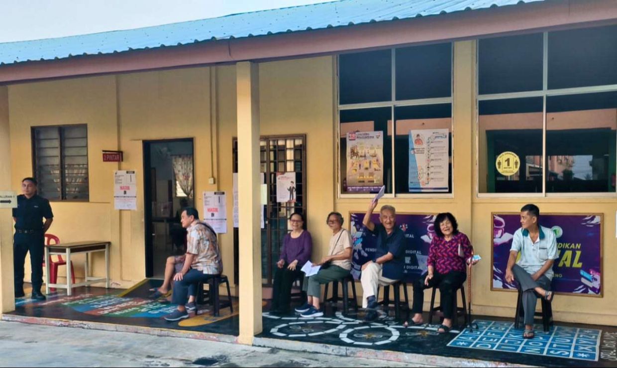 7.59 pagi: Pengundi yang hadir awal dilihat sabar menunggu giliran sebelum proses pengundian bermula secara rasmi pada pukul 8 pagi di SK Yong Peng, Yong Peng, Johor.