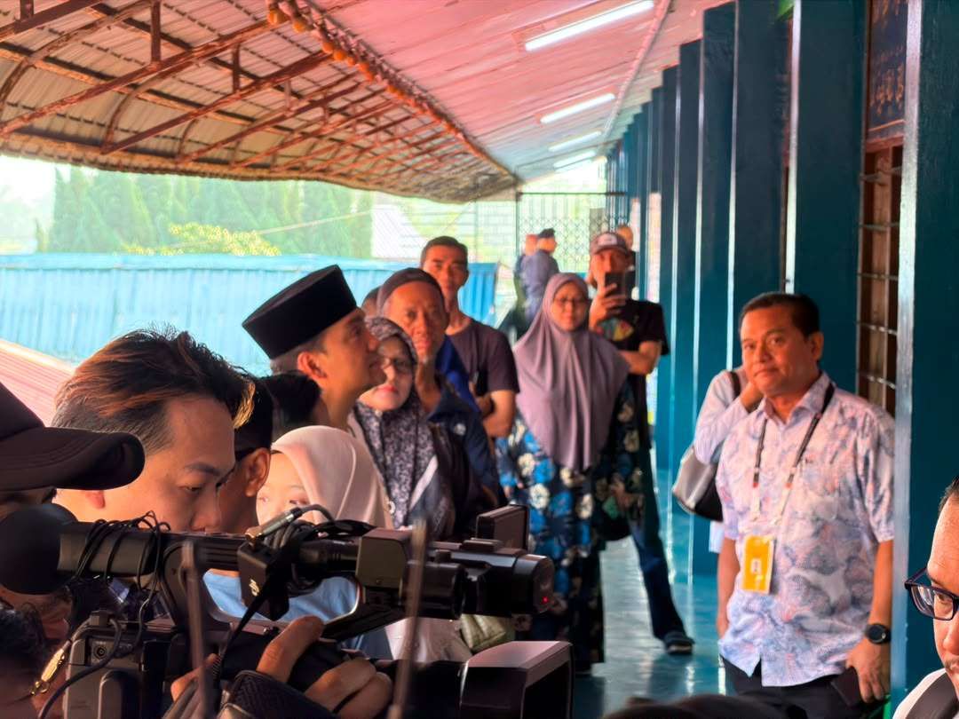 8.28 pagi: Calon Barisan Nasional bagi Machap, Datuk Onn Hafiz Ghazi, tiba di SK Simpang Renggam pada pukul 8.08 pagi dan beratur bersama pengundi lain sebelum menunaikan tanggungjawab mengundi.
