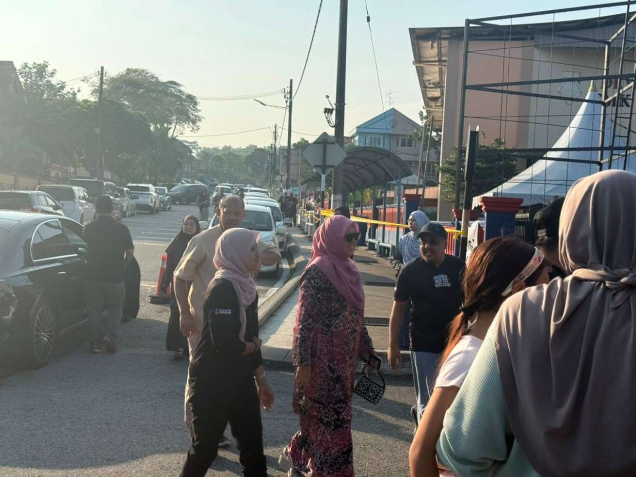 Naib Presiden PKR, Datuk Seri Dr Zaliha Mustafa, tiba di SMK Bandar Baru Uda di Larkin bagi menunaikan tanggungjawab mengundi.