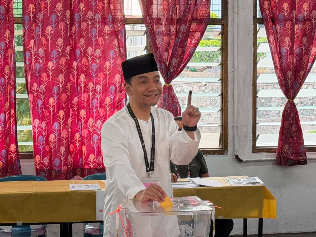 8.33 pagi: Calon Barisan Nasional bagi Machap, Datuk Onn Hafiz Ghazi, selesai mengundi pada pukul 8.33 pagi. Ketika meninggalkan pusat mengundi, beliau sempat bergambar dengan beberapa pengundi sebelum beredar.
