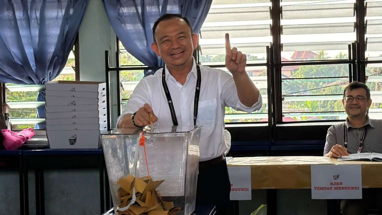 9 pagi: Bekas Menteri Pendidikan merangkap calon Pakatan Harapan bagi Puteri Wangsa, Dr Maszlee Malik, menunaikan tanggungjawab mengundi di SJK (C) Tuan Poon, Simpang Renggam sebelum kembali ke Puteri Wangsa bagi memantau proses pengundian.