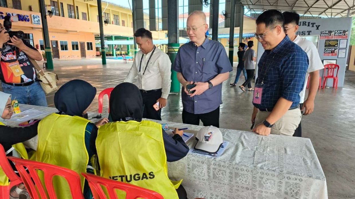1.33 petang: Presiden MCA, Datuk Seri Dr Wee Ka Siong, tiba bersama calon Barisan Nasional bagi Yong Peng, Ling Tian Soon, untuk menunaikan tanggungjawab mengundi.