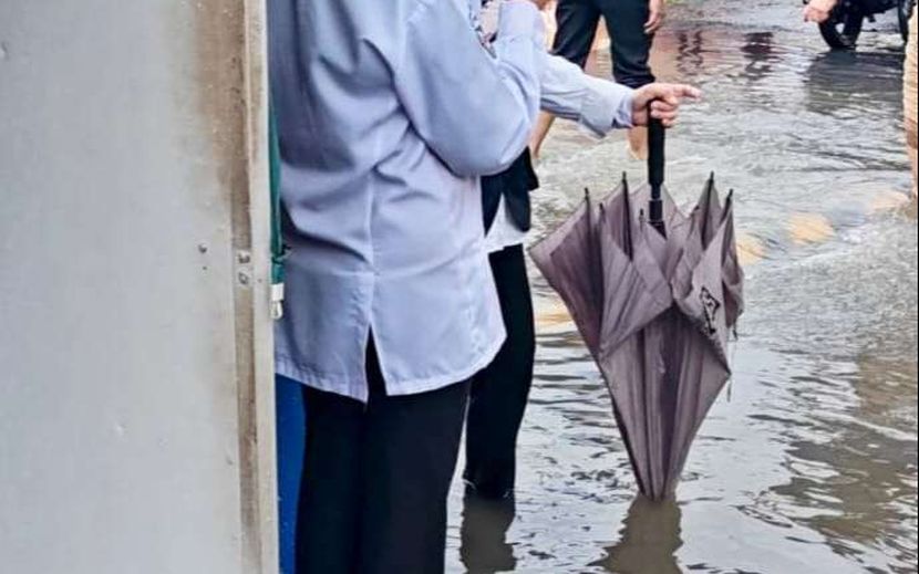 11.15 pagi: Banjir kilat melanda SMK (P) Temenggong Ibrahim di Batu Pahat, Johor susulan hujan lebat pada awal pagi.