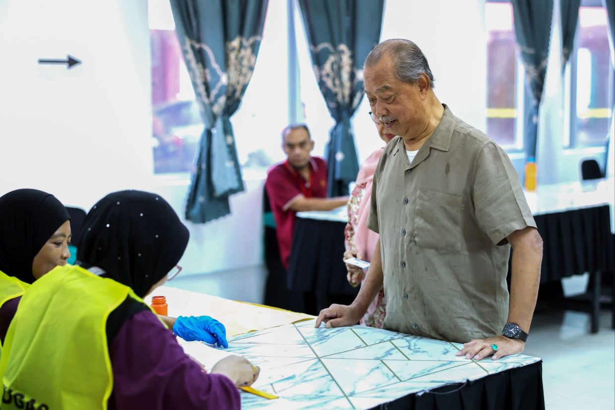 Presiden Bersatu, Tan Sri Muhyiddin Yassin bersama isterinya, Puan Sri Noorainee Abdul Rahman, selesai menunaikan tanggungjawab mengundi.Pasangan itu mengundi bagi kerusi Dewan Undangan Negeri (DUN) Maharani (N.15) di SMK Sri Muar.