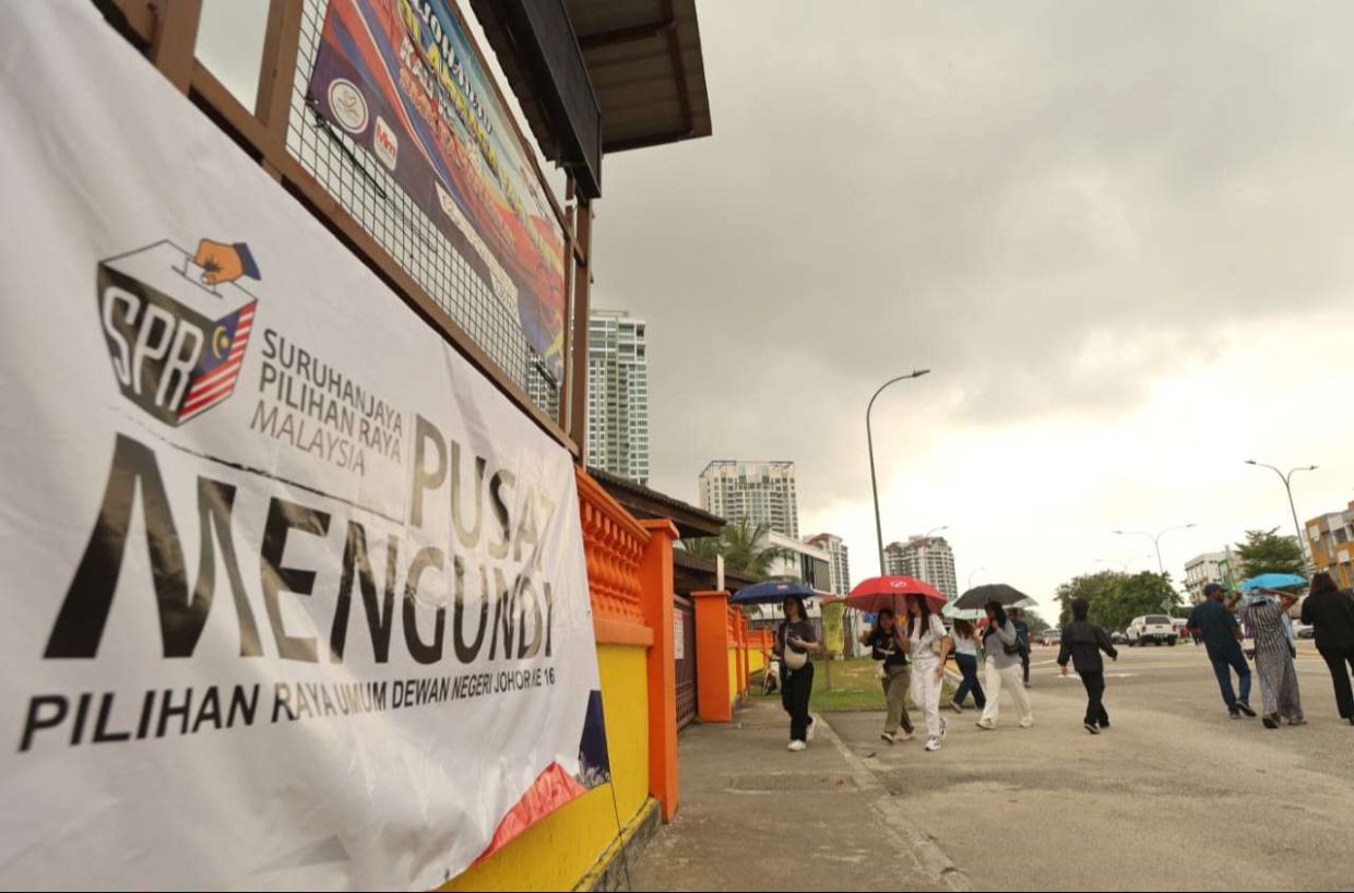 Di sebalik keadaan cuaca tidak menentu, ramai pengundi tetap keluar untuk menunaikan tanggungjawab mereka.
