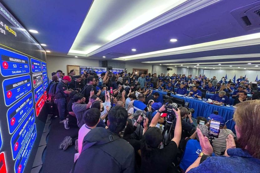 Suasana War Room Barisan Nasional dan setakat ini tidak rasmi: Menteri Besar Johor sementara, Datuk Onn Hafiz Ghazi mendahului di kerusi Dewan Undangan Negeri (DUN) Machap dengan memperoleh 14,996 undi, manakala calon Pakatan Harapan (PH), Nur Hafiz meraih 4,060 undi.