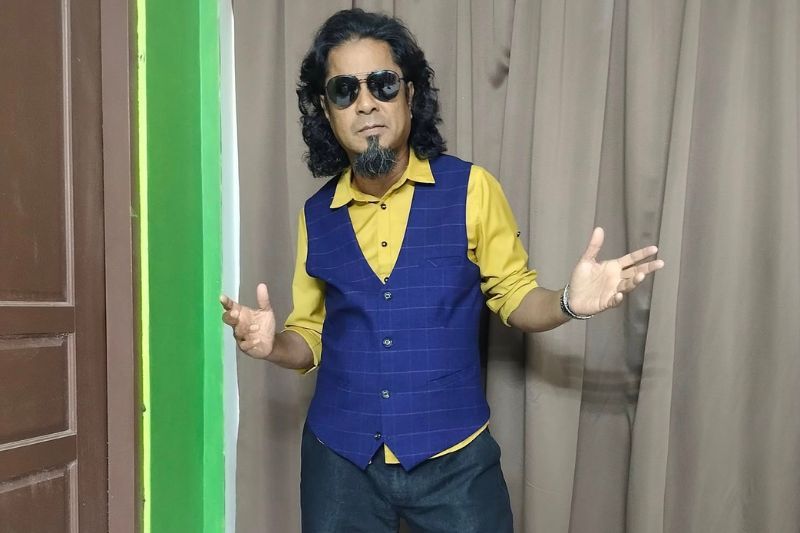 Izam merupakan penyanyi yang popular di era 90-an. 