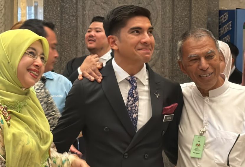 Ibu bapa Syed Saddiq, Sharifah Mahani Syed Abdul Aziz dan Syed Abdul Rahman Syed Abdullah Alsagoff bersyukur dengan keputusan pembebasan Ahli Parlimen Muar itu.