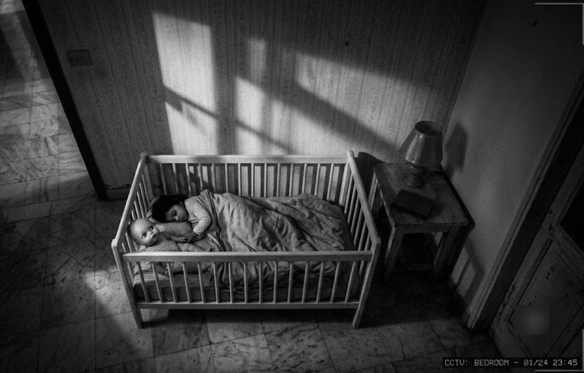 Rakaman CCTV memaparkan anak patung tersebut bergerak dan memandang kamera. -Gambar hiasan AI