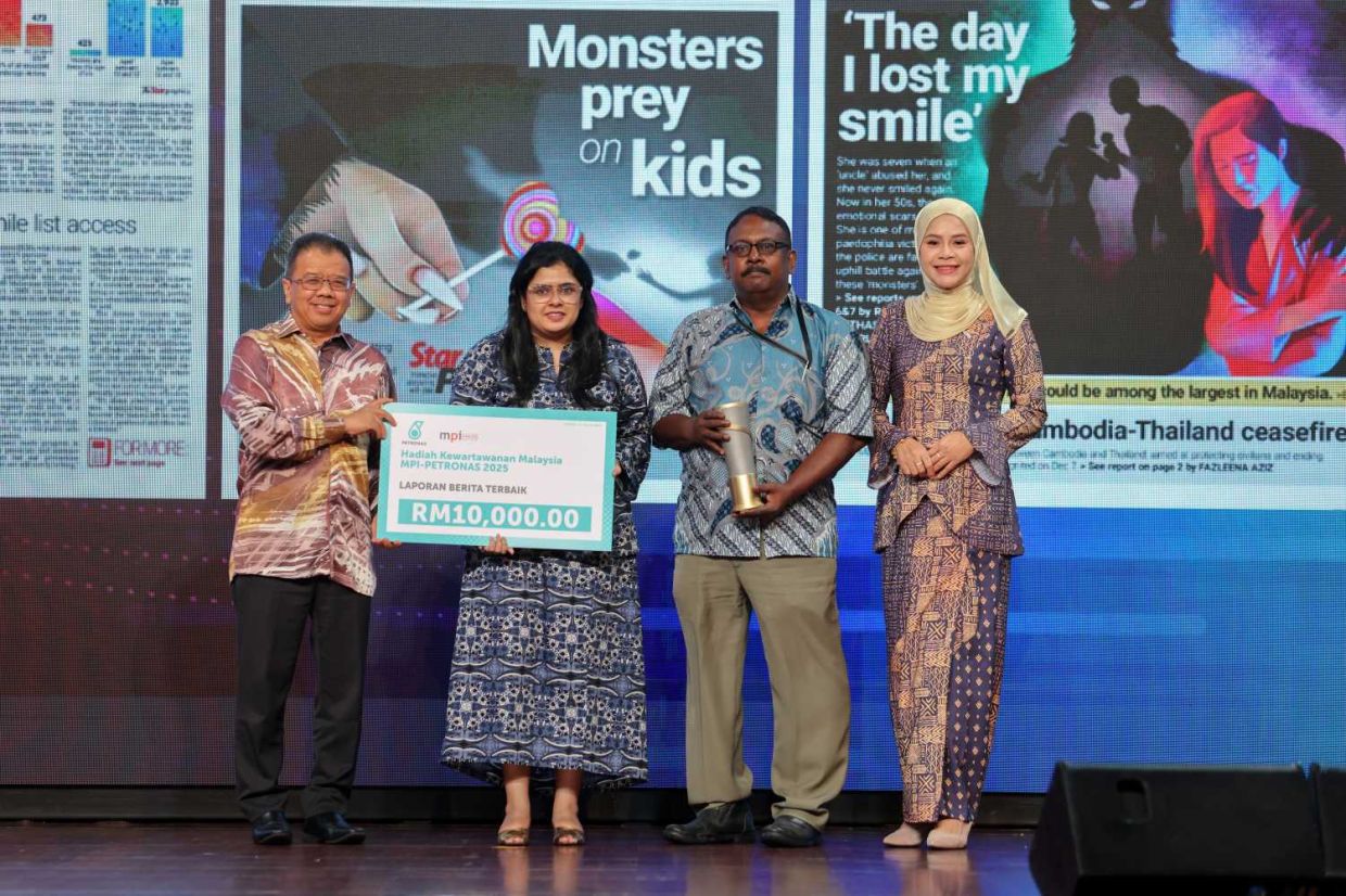 Ragananthini and Charles Ramendran receiving their Laporan Berita Terbaik awardat the MPI-Petronas Malaysian Journalism awards 2025 in Kuala Lumpur. — GLENN GUAN/The Star