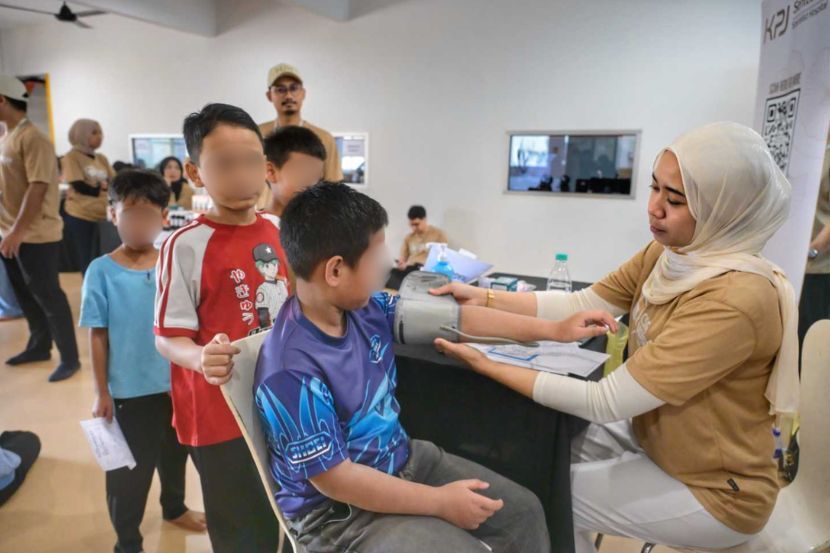 KPJ Healthcare turut menjalankan pemerikasaan kesihatan terhadap kanak-kanak di Yayasan Chow Kit.-Gambar Raja Faisal Hishan/SMG