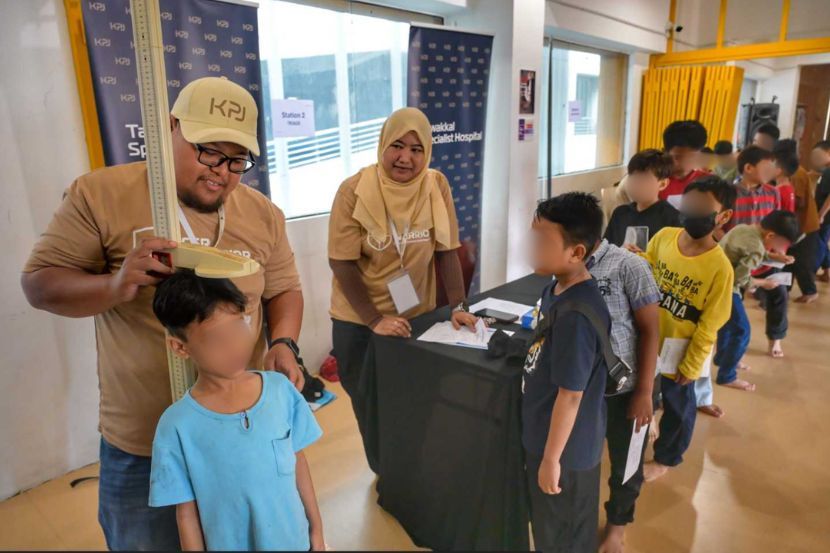 Ketinggian kanak-kanak diambil bagi tujuan mengira Indeks Jisim Badan (BMI). -Gambar Raja Faisal Hishan/SMG