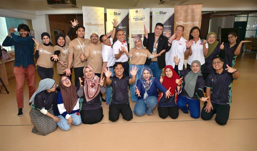 Russell (lima dari kiri) bersama team mStar, KPJ Healthcare dan petugas Yayasan Chow Kit.