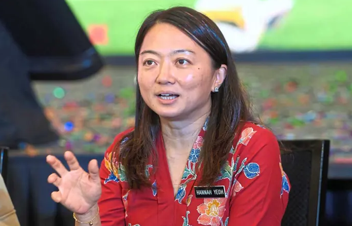 Hannah mengulas mengenai kerjasama antara BN dan PN tersebut dalam hantaran di media sosial.