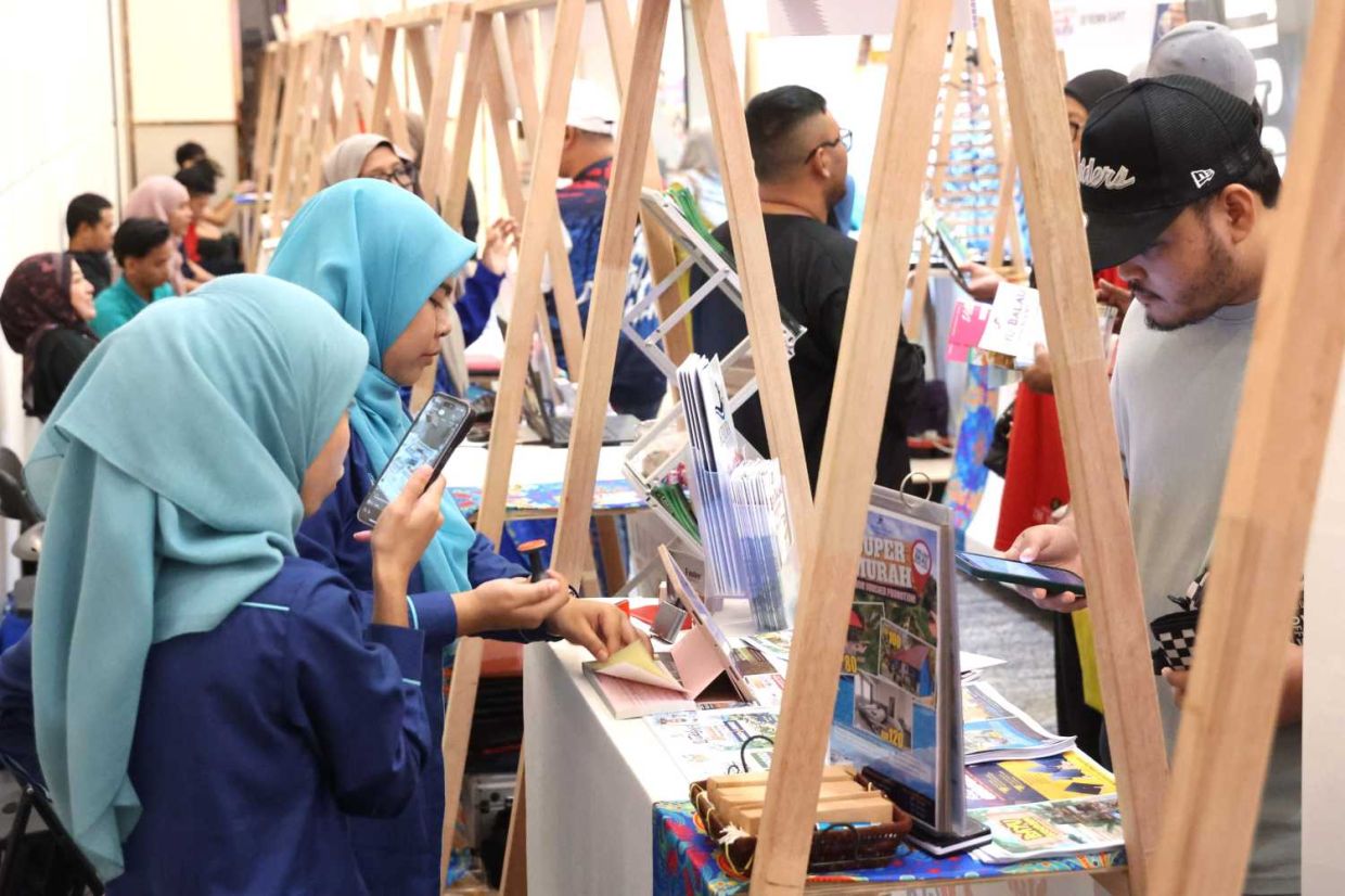 Visitors looking for the best travel deals at the Star Karnival Cuti-Cuti Malaysia, happening at Paradigm Mall Convention Centre in Johor Baru from Nov 7 until Nov 9. — THOMAS YONG/The Star