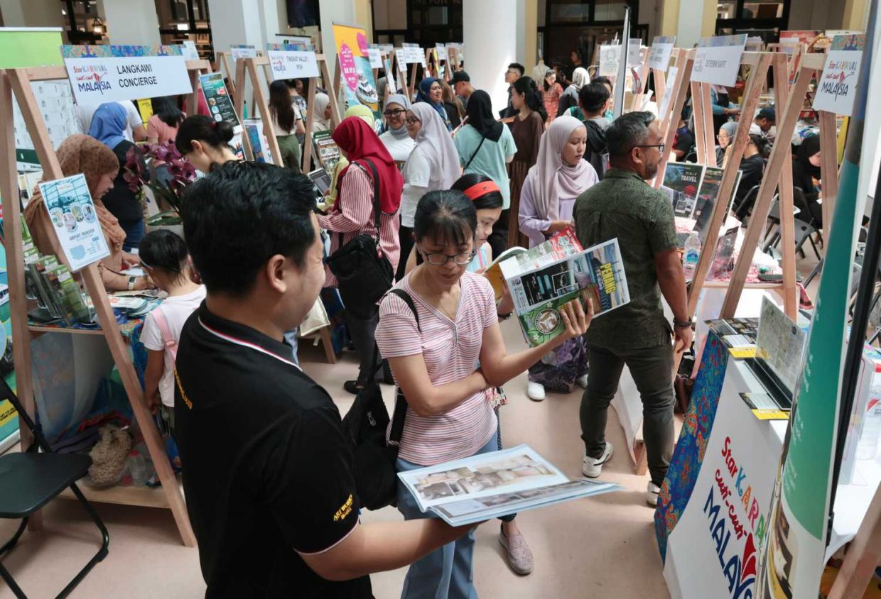 Crowd visiting booth during the last day of the Star Karnival Cuti-Cuti Malaysia at Gurney Paragon Mall. (November 2, 2025) — ZHAFARAN NASIB/The Star.