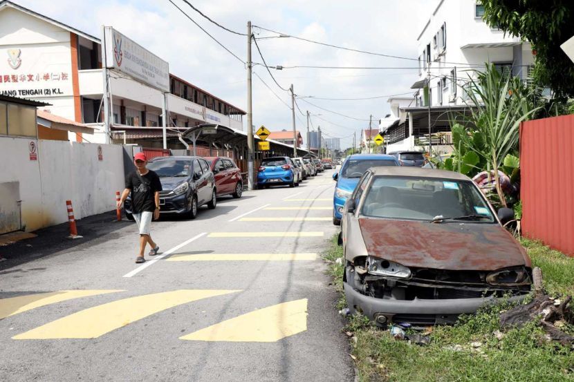 Kereta terbiar ditinggalkan di sepanjang Jalan Jinjang Permai 8, Kuala Lumpur. -Foto AZLINA ABDULLAH/SMG