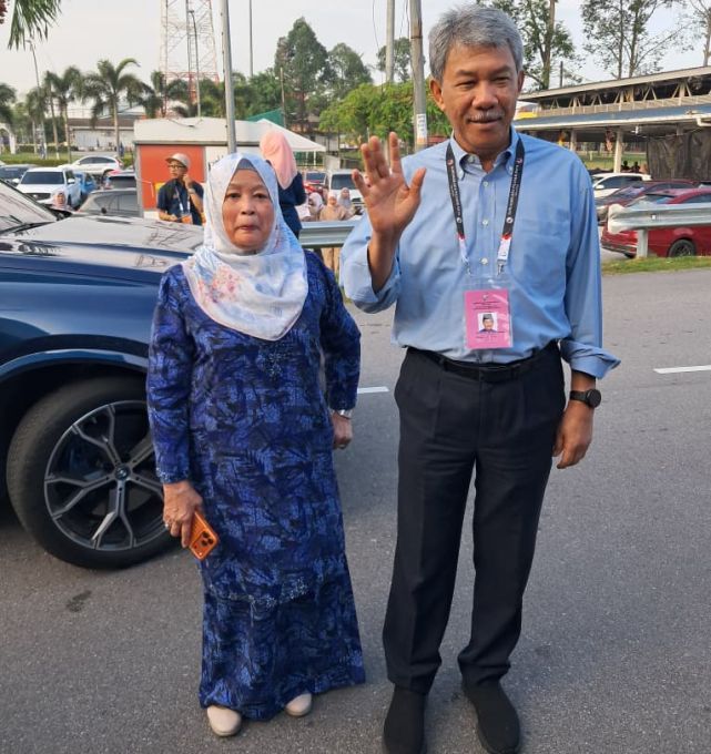 Tok Mat hadir bersama isteri.