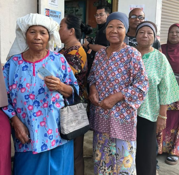 Tiga sekawang hadir bersama membuang undi.