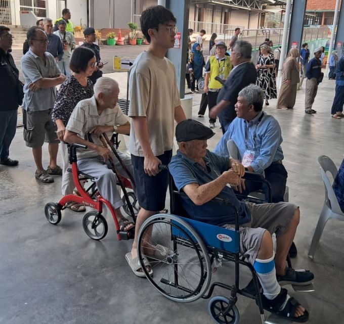 Datuk Seri Mohamad Hasan berbual mesra dengan pengundi warga emas.