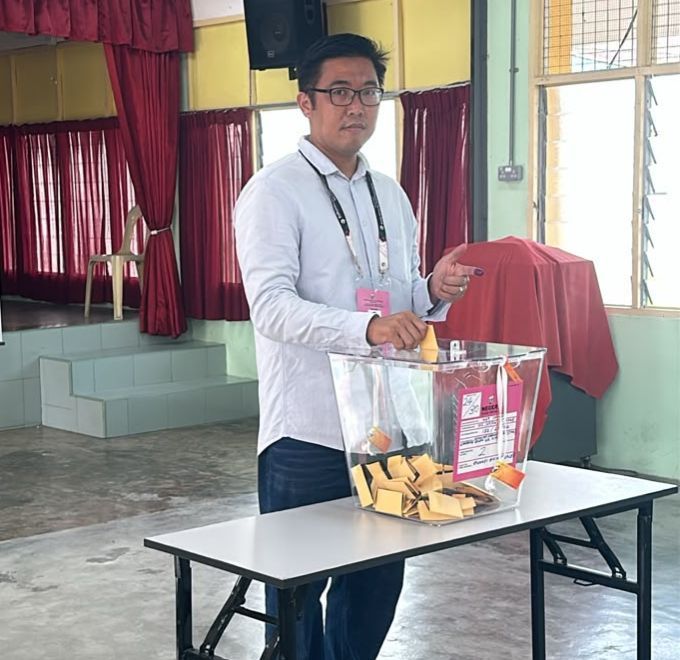 Pau Jeou Ching membuang undi di SJKC Kampung Baru Sungai Nipah.