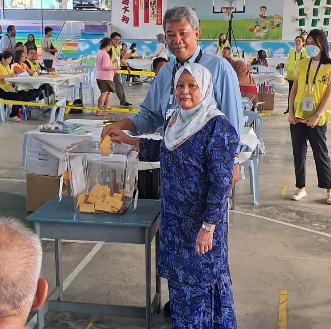 Datuk Seri Mohamad Hasan bersama isterinya, Raja Datin Seri Salbiah Tengku Nujumuddin membuang undi di SJKC Chung Hua