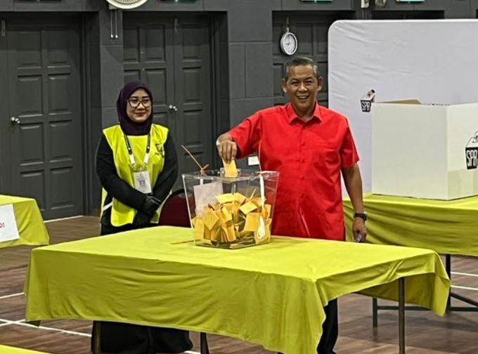 Datuk Seri Aminuddin Harun membuang undi di IPG Kampus Raja Melewar.