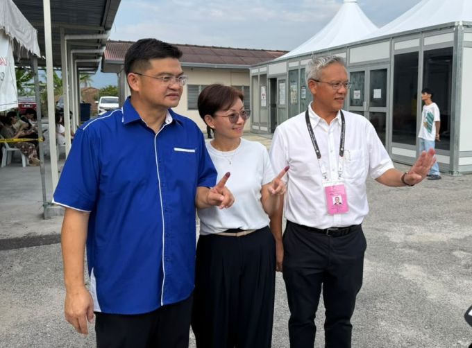  Datuk Leaw Kok Chan bersama isterinya, Chin Lee Ling dan calon kerusi DUN Nilai, Datuk Alan Lai.