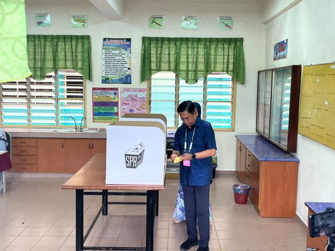 Datuk Seri Jalaluddin Alias membuang undi di sebuah pusat pengundian di Pertang.