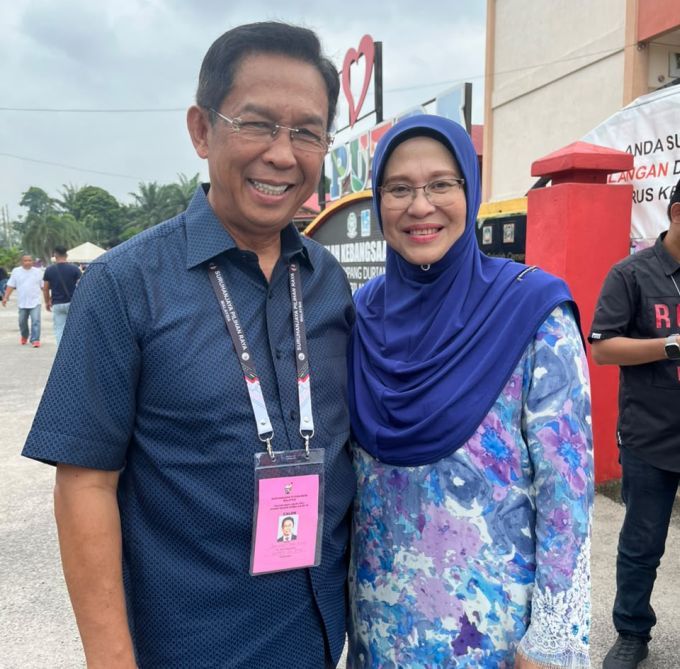 Datuk Seri Jalaluddin Alias dan isterinya, Datin Seri Maziah Mohd Nor menyambut ulang tahun perkahwinan pada Sabtu.