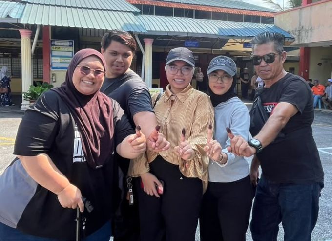 Sekeluarga buang undi di SMA Dato' Klana Petra Maamor.