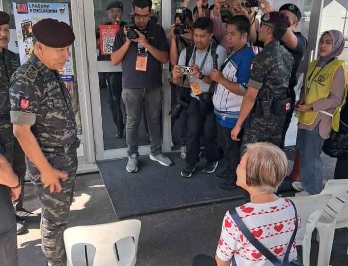 Datuk Seri Mohd Khalid Ismail buat tinjauan di pusat pengundian.