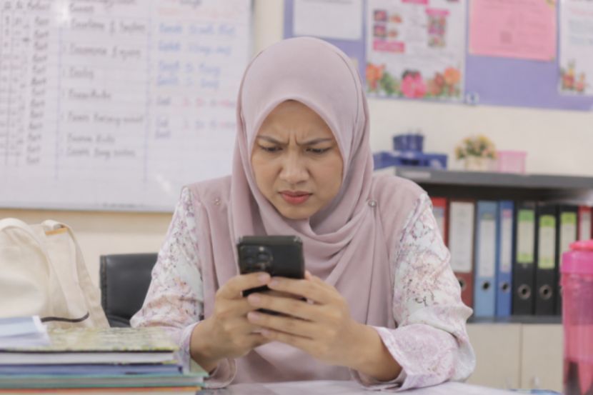 Menjadikan media sosial tempat curahan hati adalah tindakan tidak wajar buat para guru. -Gambar hiasan AI