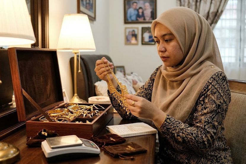 Golongan wanita gemar menyimpan barang perhiasan emas. -Gambar hiasan AI