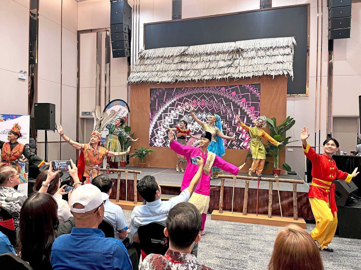 Pengunjung dihiburkan dengan persembahan tarian tradisional pelbagai kaum yang memeriahkan Star Karnival Cuti-Cuti Malaysia 2026 di Paradigm Mall, Johor Bahru.