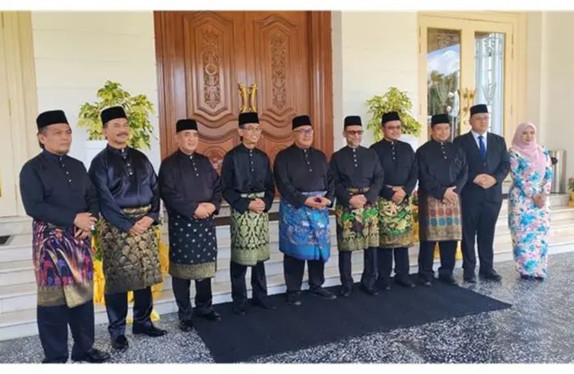 10 barisan EXCO yang mengangkat sumpah di hadapan Tuanku Muhriz pada Jumaat.