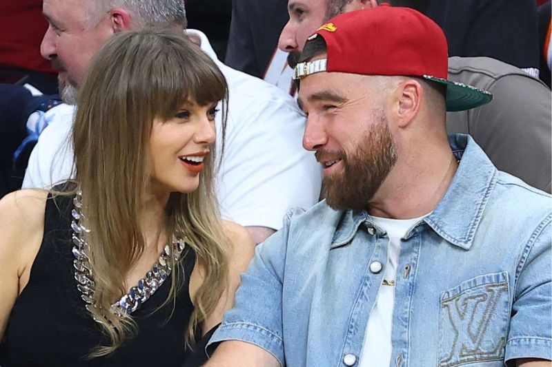 Travis bersyukur dapat mengahwini pilihan hatinya, Taylor (kiri).