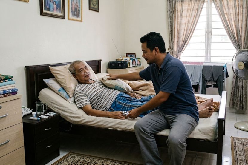 Menjaga ibu bapa adalah tanggungjawab anak. -Gambar hiasan AI