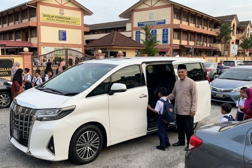 Ada sesetengah murid mendapat bantuan walaupun ibu bapa mereka berpendapatan besar. -Gambar hiasan AI