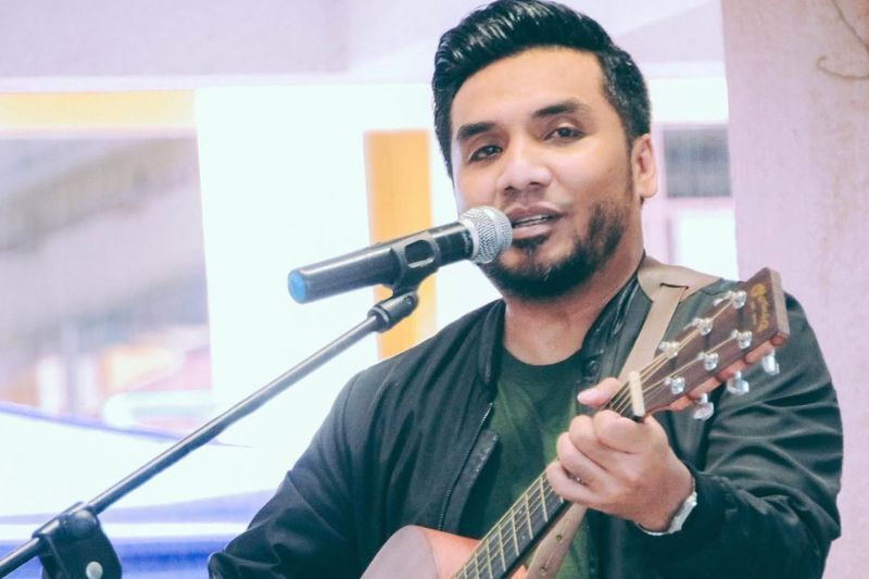 Zahid kini bekerja sebagai penyanyi di sebuah kelab hiburan.