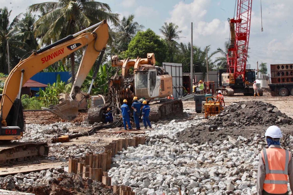 Follow up on the sinkhole at the LRT3 project in Johan Setia, KlangNORAFIFI EHSAN / The Star