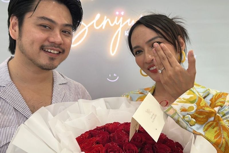 Engku Sulwani (kanan) menerima lamaran Kael selepas dua tahun menjalin hubungan cinta.