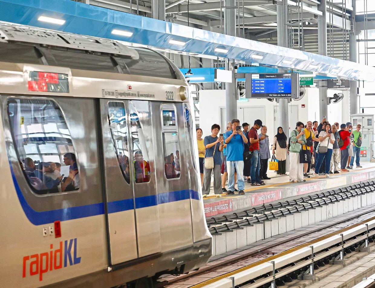 Public using LRT Shah Alam Line for the firstday opening. — FAIHAN GHANI/The Star