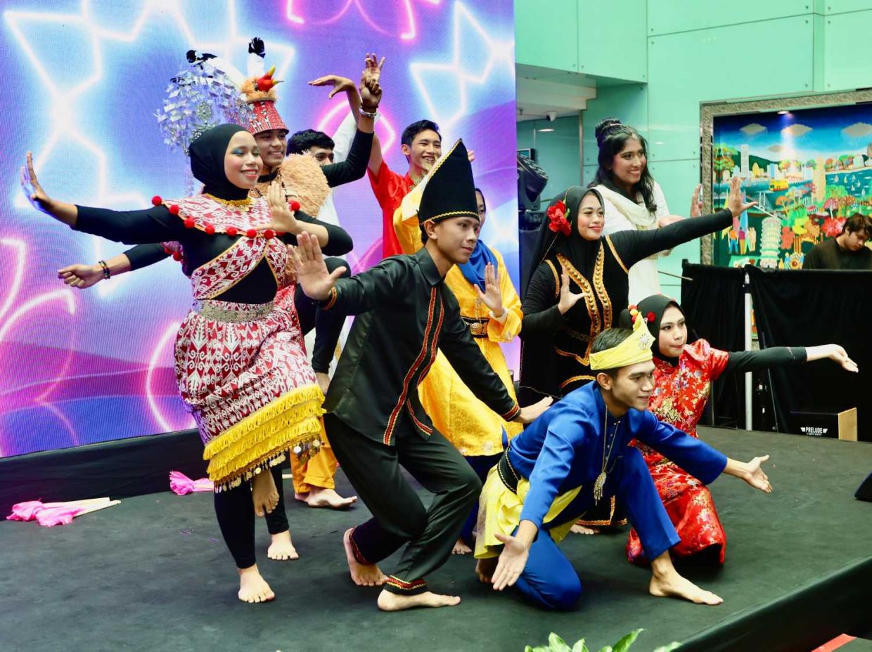 Sempena sambutan Hari Kebangsaan Malaysia ke-69, Bank Simpanan Nasional (BSN) menjemput rakan-rakan media untuk bersama-sama menyaksikan kemuncak kempen ‘Cerita Mereka, Jiwa Malaysia’ menerusi Karnival BSN Mikro MADANI, yang akan disempurnakan oleh YB Senator Datuk Seri Amir Hamzah Azizan, Menteri Kewangan II.—LOW BOON TAT / The Star