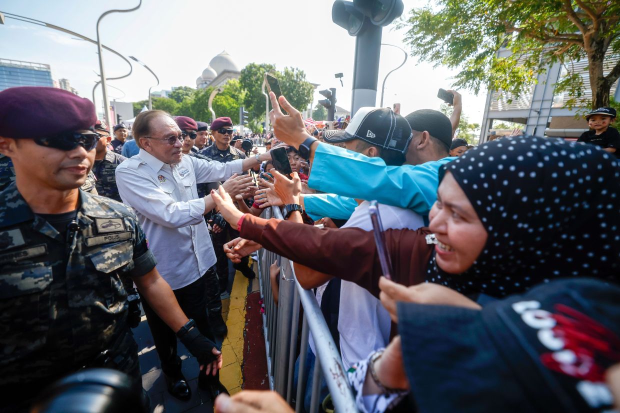 PUTRAJAYA, 31 Ogos --Perdana Menteri Datuk Seri Anwar Ibrahim menyantuni dan beramah mesra dengan orang ramai yang hadir memeriahkan Sambutan Hari Kebangsaan 2026 di Dataran Putrajaya, hari ini.Sambutan bertemakan ‘Malaysia MADANI: Kesejahteraan Dinikmati’ itu turut menampilkan pelbagai acara dan persembahan yang mencerminkan semangat patriotisme serta kepelbagaian budaya rakyat Malaysia.-- fotoBERNAMA (2026) HAK CIPTA TERPELIHARA