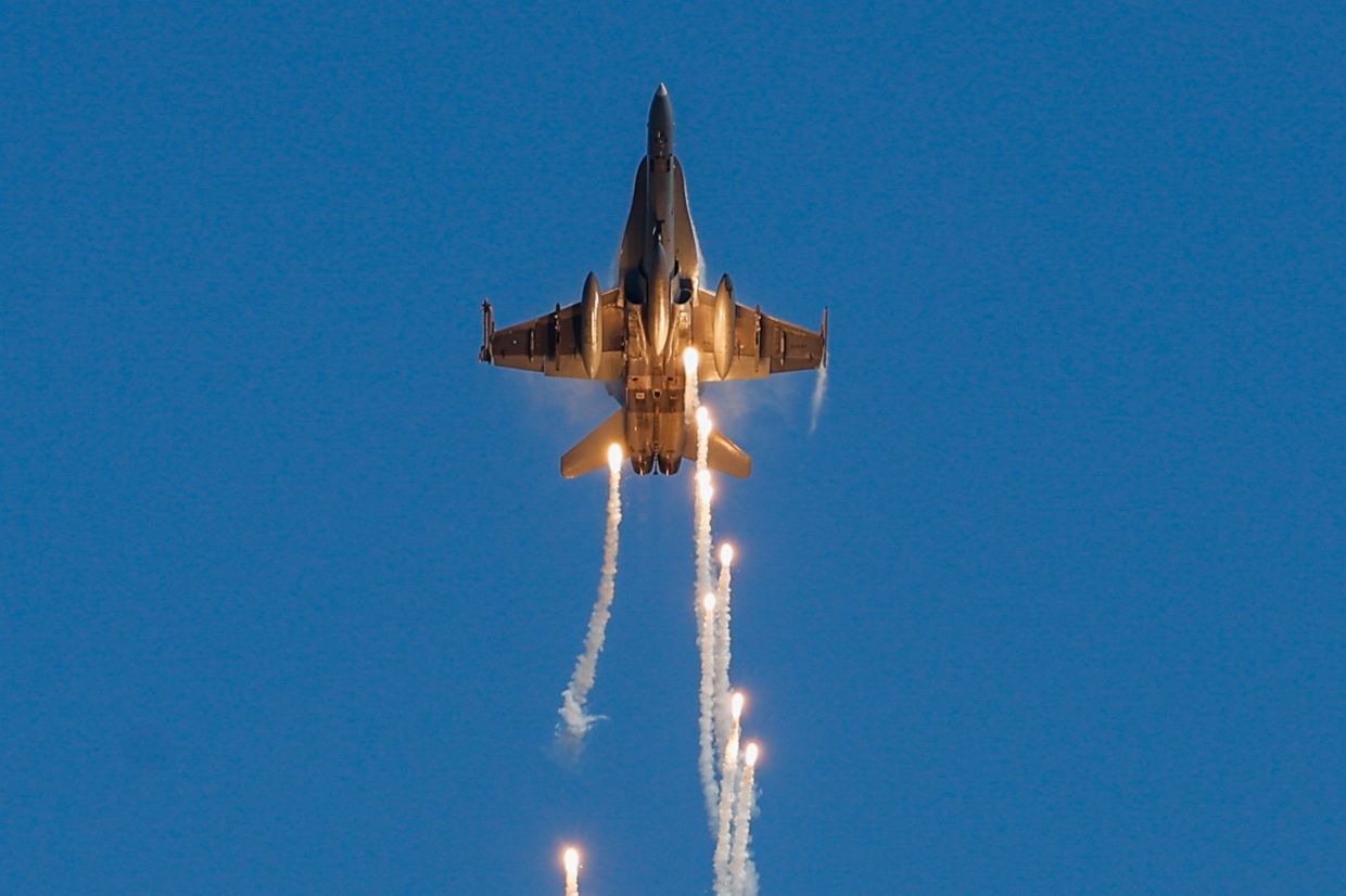 Aksi F/A-18D Hornet TUDM menggegarkan ruang udara Putrajaya sewaktu Sambutan Hari Kebangsaan 2026. -Foto Bernama